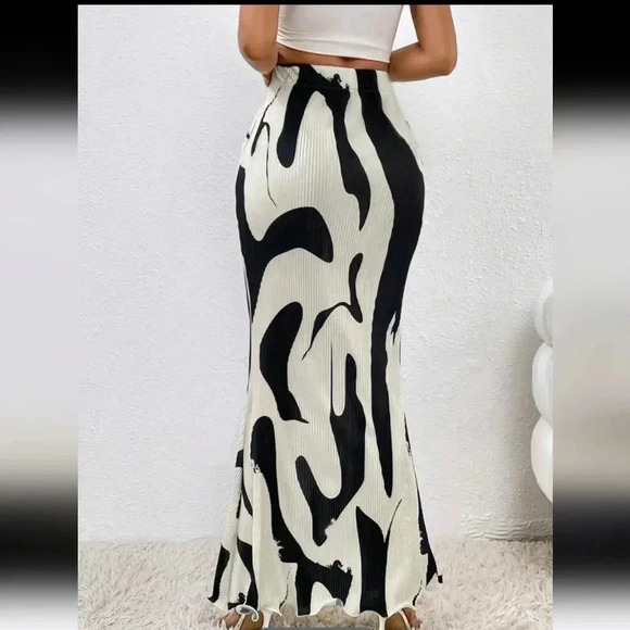 Graphic Print Mermaid Hem Skirt - Picture 7 of 7